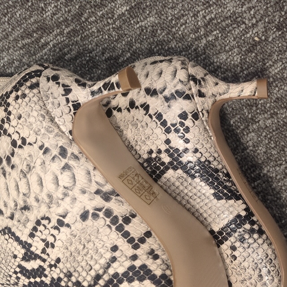 Journee Collection Women's Tan Snakeskin Print Heeled Boots Size 7.5‎ - Picture 5 of 5